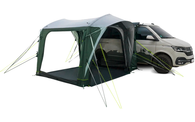 Grün-graues Vorzelt mit transparenten Fenstern und schwarzem Boden, angebracht an einem hellgrauen Campervan; mehrere neon-gelbe Abspannleinen sichtbar