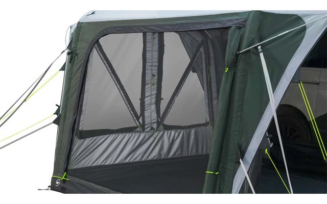 Seitenansicht eines grünen Zelts mit Moskitonetz-Fenster, grauem Boden- und Zeltstoff, sichtbaren weißen Gestänge-Elementen und gelben Abspannleinen