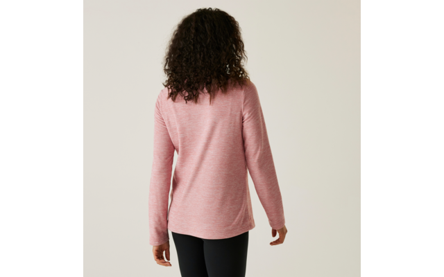 Person mit lockigen Haaren trägt rosa Pullover und steht mit dem Rücken zur Kamera