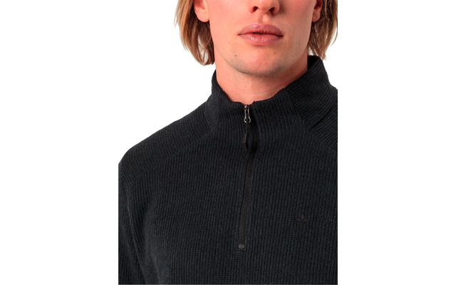 Oberkörper einer Person mit schwarzem Pullover und halbem Reißverschluss