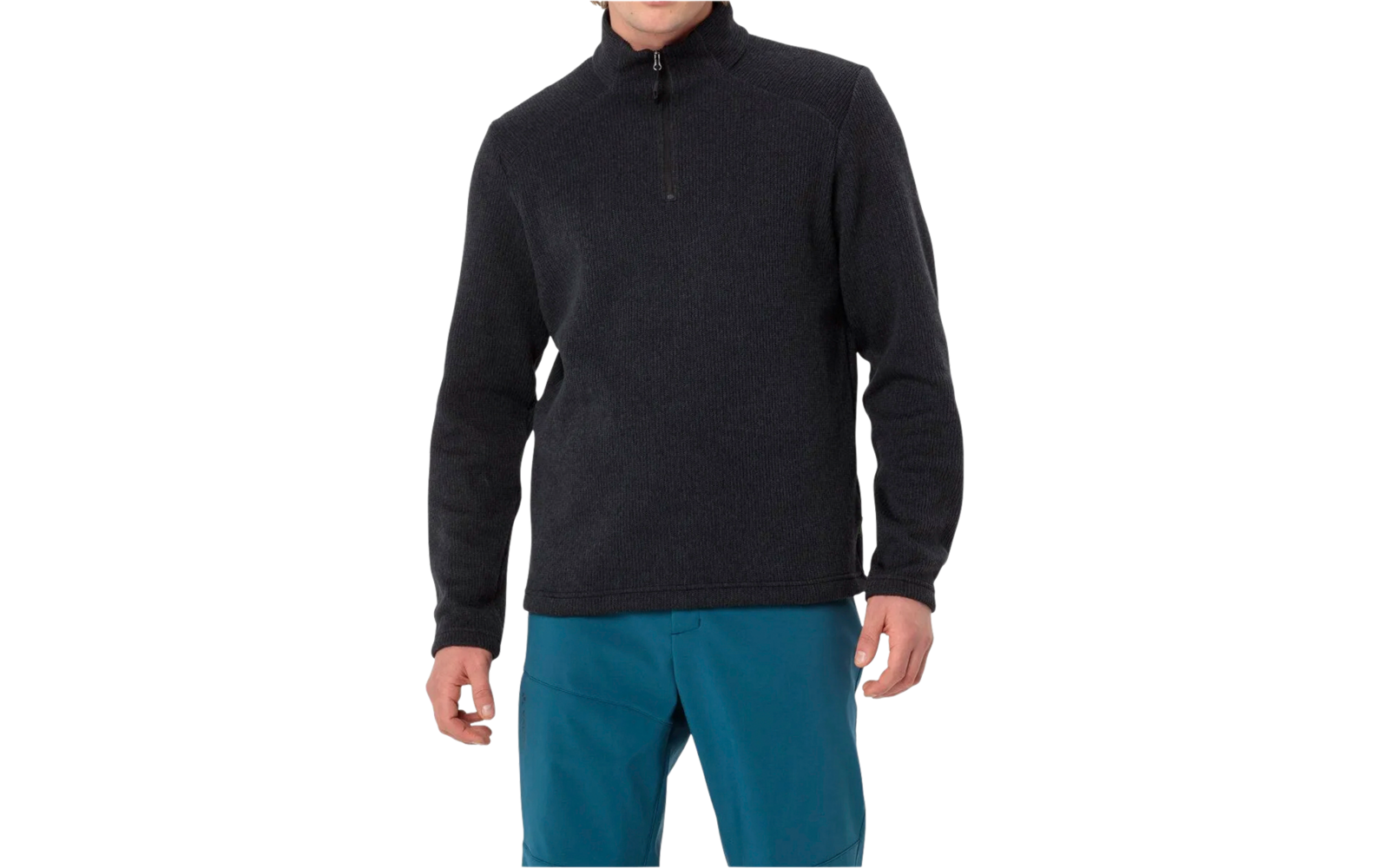 Person trägt schwarzen Pullover und blaue Hose, Oberkörper sichtbar