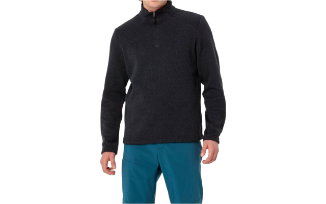 Person trägt schwarzen Pullover und blaue Hose, Oberkörper sichtbar