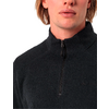 Oberkörper einer Person mit schwarzem Pullover und halbem Reißverschluss