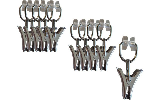 Mehrere silberne Metallklammern mit Haken auf weißem Hintergrund