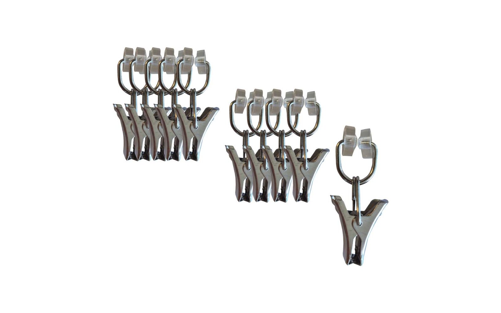 Mehrere silberne Metallklammern mit Haken auf weißem Hintergrund