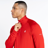 Portret van een man in een rood shirt met lange mouwen, die naar links kijkt en de rits van zijn shirt omhoog trekt