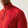 Bovenlichaam van een man met een rood shirt met lange mouwen en rits