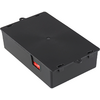 Boîte rectangulaire en plastique noir avec couvercle plat, enfoncement circulaire central, ouverture latérale montrant un insert rouge, quatre crans de verrouillage et deux languettes avec trous