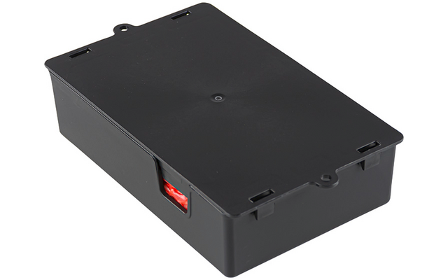 Boîte rectangulaire en plastique noir avec couvercle plat, enfoncement circulaire central, ouverture latérale montrant un insert rouge, quatre crans de verrouillage et deux languettes avec trous