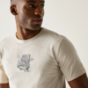 Mann mit kurzem Haar, der ein weißes T-Shirt mit einem grafischen Motiv trägt