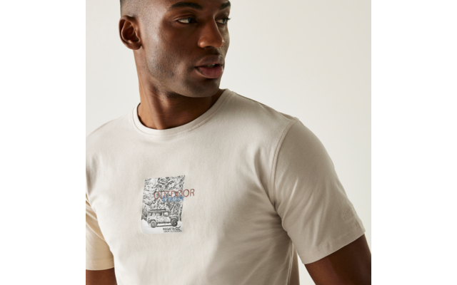 Mann mit kurzem Haar, der ein weißes T-Shirt mit einem grafischen Motiv trägt