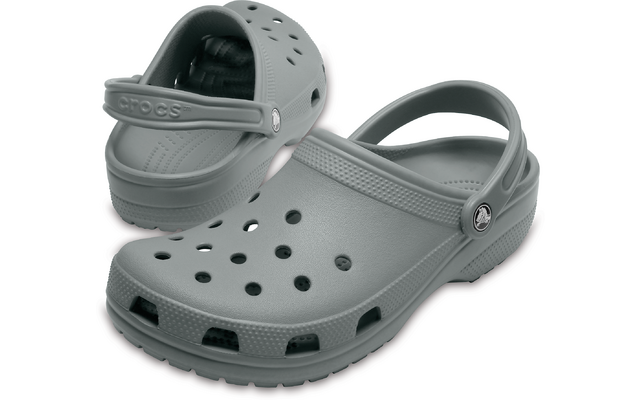 Graue, perforierte Clogs mit einem Riemen hinten