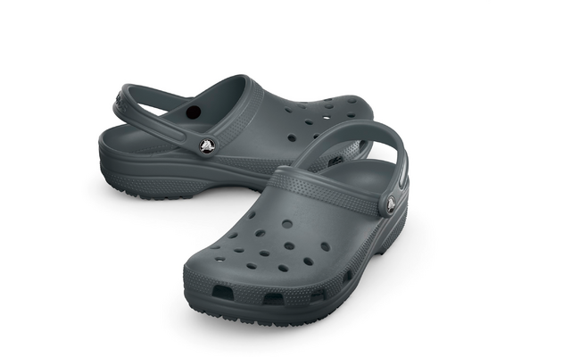 Zwei dunkelgraue Clogs mit Löchern und verstellbarem Fersenriemen, Seitenansicht