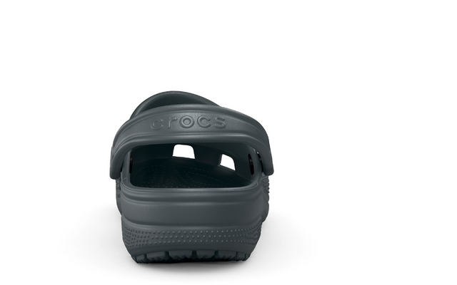 Dunkelgrauer Crocs-Clog, Rückansicht, geprägter 'CROCS'-Schriftzug auf dem Fersenriemen, weißer Hintergrund