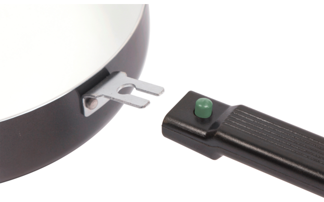 Ronde pan met witte binnenkant en zwarte buitenkant; zilveren metalen stukje aan de zijkant; daarnaast een zwart handvat met een groene knop en een zichtbaar metalen pennetje