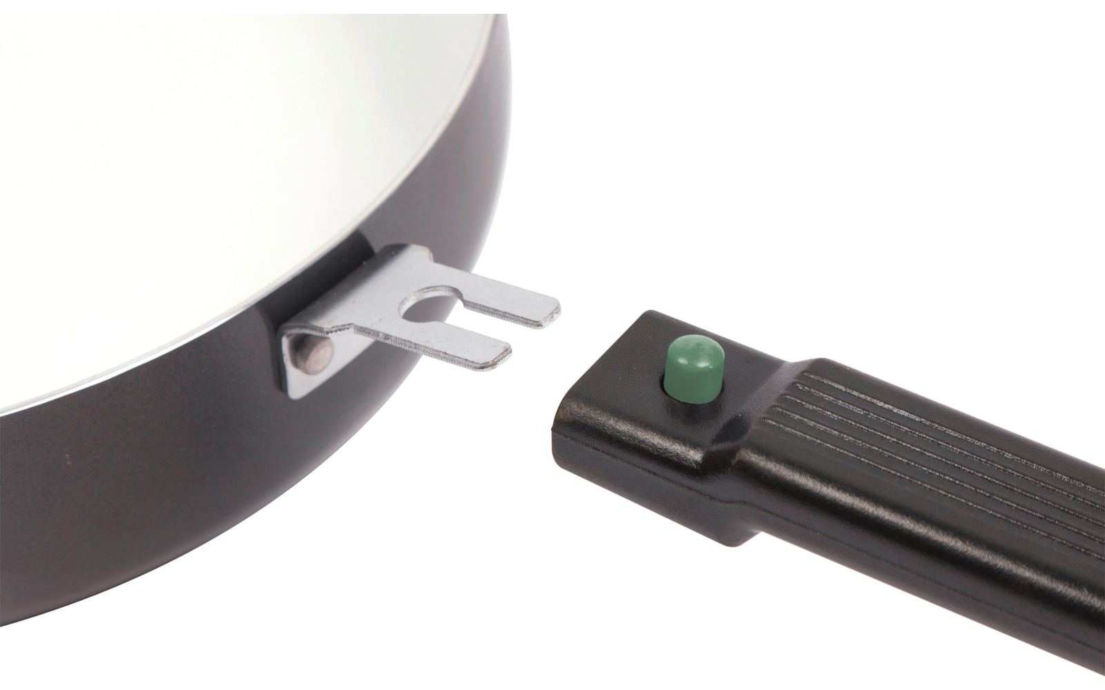 Ronde pan met witte binnenkant en zwarte buitenkant; zilveren metalen stukje aan de zijkant; daarnaast een zwart handvat met een groene knop en een zichtbaar metalen pennetje
