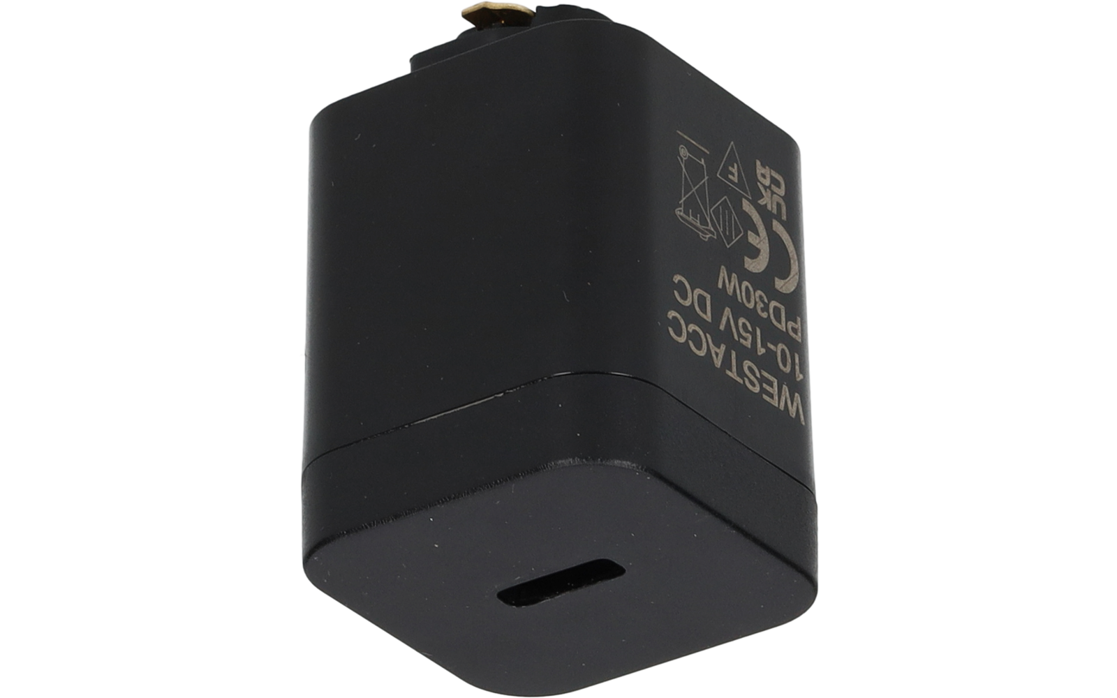 Schwarzer rechteckiger Netzadapter mit einer USB‑C‑Buchse, Prüfzeichen auf der Seite und teilweise sichtbaren goldenen Steckkontakten oben
