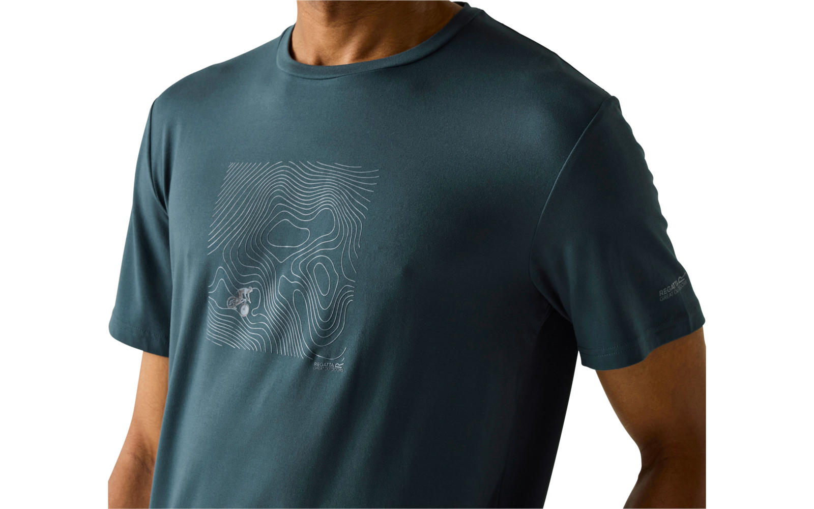 Oberkörper eines Mannes bis zur Kinnpartie, dunkelgrünes T-Shirt mit kurzen Ärmeln und quadratischem Linienmuster auf der Brust