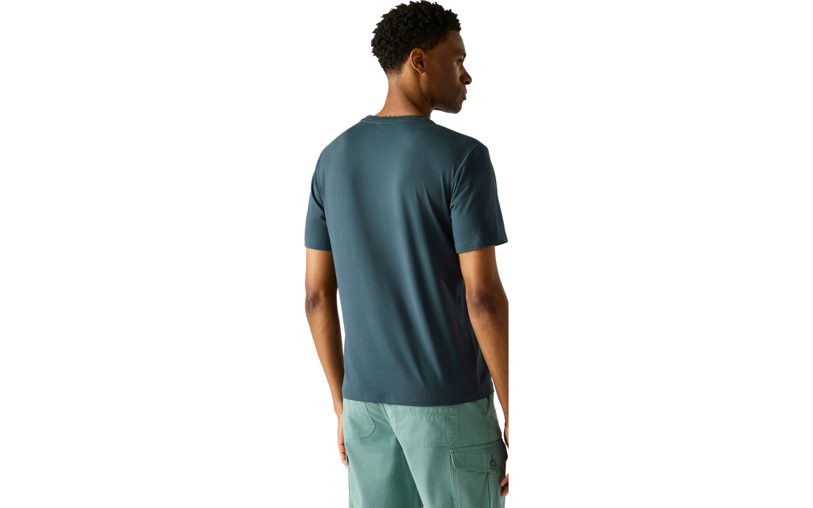 Person von hinten, trägt blaugrünes T-Shirt und hellgrüne Shorts, steht mit dem Kopf nach rechts gedreht