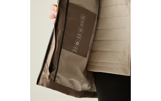 Hand öffnet den Reißverschluss einer hellen Jacke