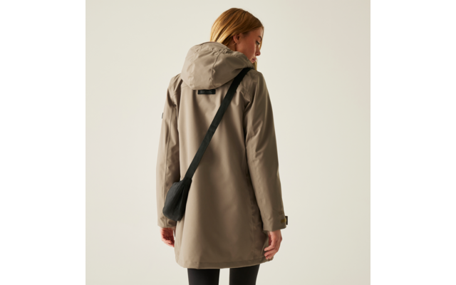 Frau mit langem blonden Haar trägt eine beige Jacke mit Kapuze und eine schwarze Umhängetasche, von hinten fotografiert
