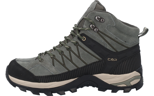 Seitliche Ansicht eines hohen graugrünen Schnürstiefels mit schwarzem Absatz, beiger Zwischensohle, Metallösen, grünen Schnürsenkeln und Schriftzug "CMP" an der Seite