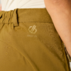 Primer plano de pantalones verde oliva con cintura elástica, cremallera lateral, logo impreso 'DARF2B' y brazo parcialmente visible con prenda blanca