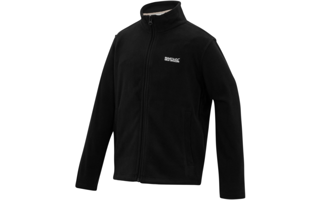 Giacca in pile nera con zip centrale, collo alto, due tasche laterali e piccolo logo bianco sul petto sinistro su sfondo bianco