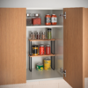 Offener Holz-Wandschrank mit zwei Türen; innen drei Ebenen mit Gewürzgläsern, Schraubgläsern, Dosen und kleinen Vorratsbehältern