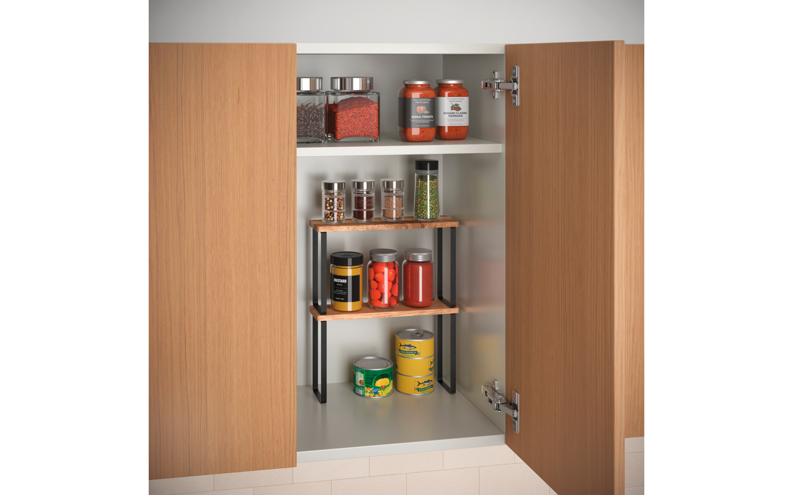Offener Holz-Wandschrank mit zwei Türen; innen drei Ebenen mit Gewürzgläsern, Schraubgläsern, Dosen und kleinen Vorratsbehältern