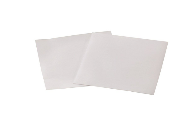 Deux feuilles de papier blanches se chevauchant sur un fond blanc
