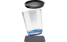 Klares Glas mit blauem Boden, schwarzer Untersetzer und schwarzer Deckel separat darüber