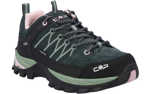 Una singola scarpa verde scuro con dettagli verde chiaro e rosa, lacci nero e bianco, suola zigrinata in gomma nera e logo bianco 'CMP'
