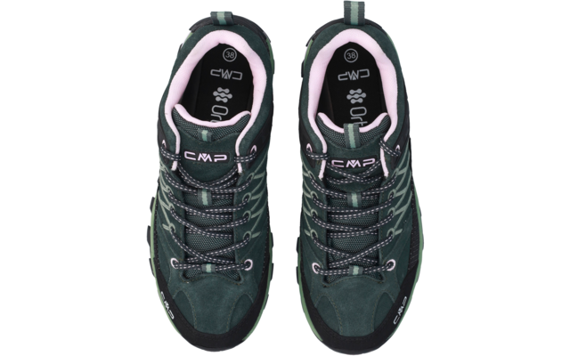 Vista dall'alto di un paio di scarpe da trekking verde scuro con suole nere, interno rosa, lacci con puntini bianchi e logo CMP visibile