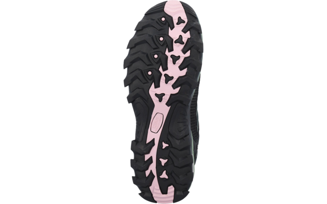Parte inferiore di una suola di scarpa nera con striscia centrale rosa e battistrada profondo, su sfondo bianco