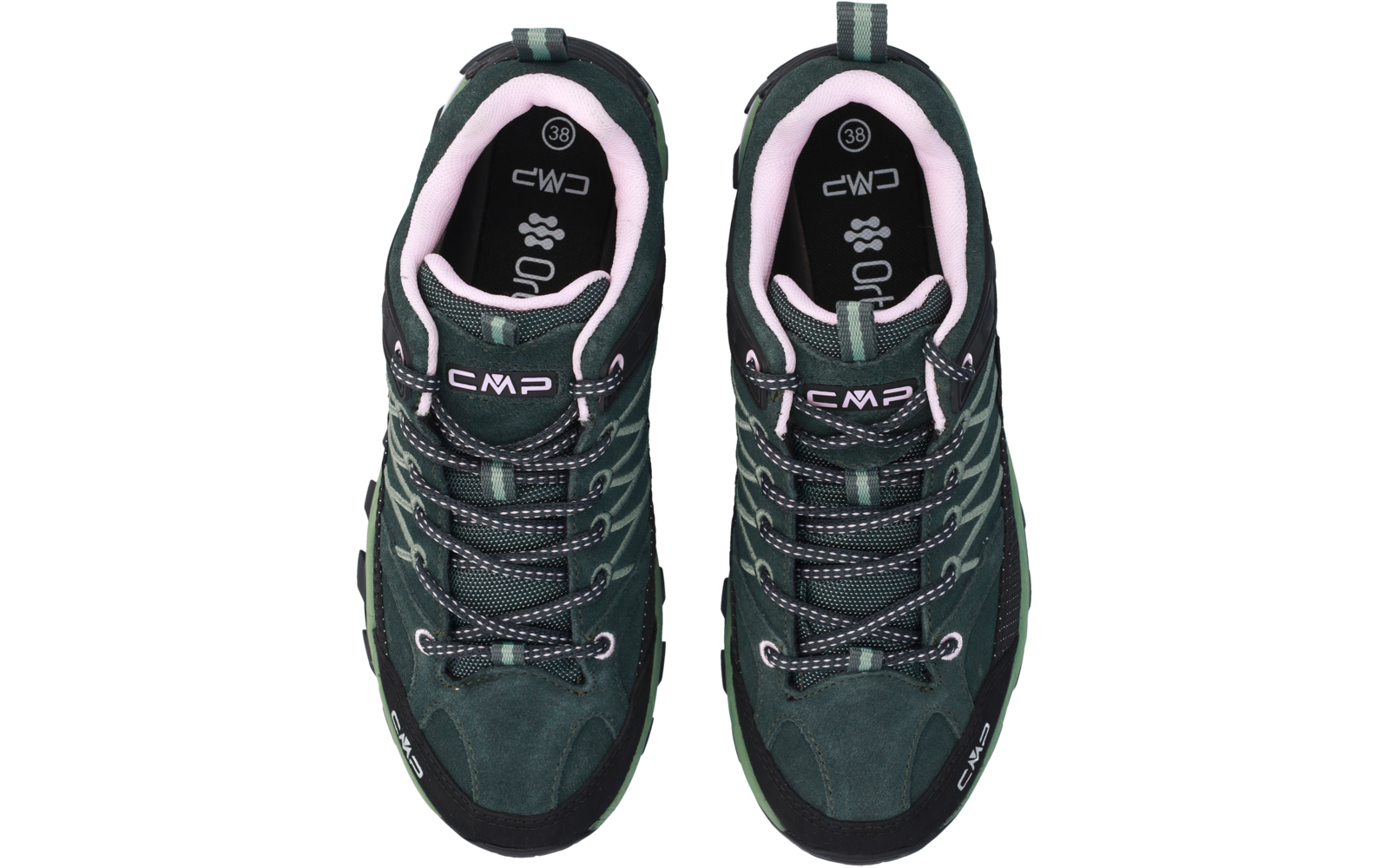 Vista dall'alto di un paio di scarpe da trekking verde scuro con suole nere, interno rosa, lacci con puntini bianchi e logo CMP visibile
