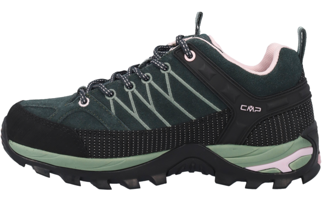 Scarpa da trekking verde scuro con suola carrarmato nera, intersuola verde chiaro, interno rosa, lacci e logo CMP sul lato