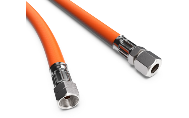 Zwei orangefarbene flexible Schläuche mit metallischen Gewindeverbindungen auf weißem Hintergrund