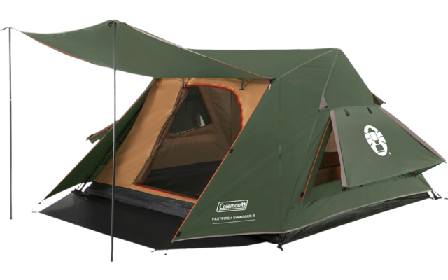 Grünes und oranges Campingzelt mit geöffnetem Eingang und zwei Stangen, die das Vordach stützen