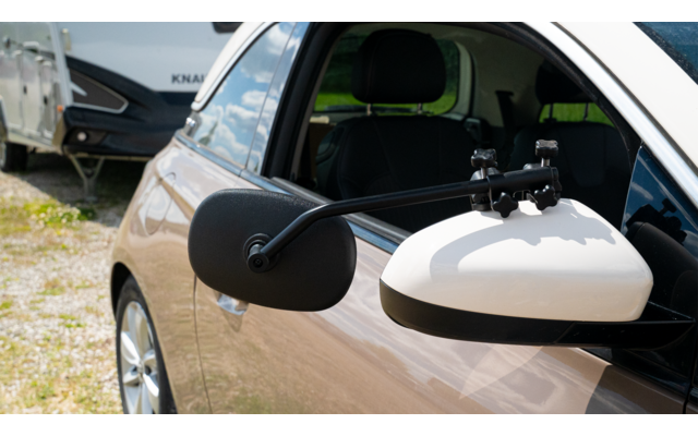 Elektroauto wird an Ladestation aufgeladen