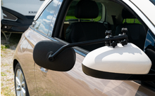 Voiture électrique en cours de recharge à une station de recharge