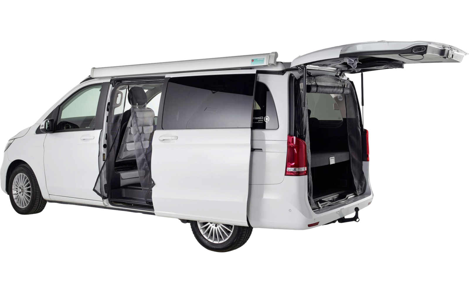 Weißer Kastenwagen mit offenen Seitentüren und geöffneter Heckklappe