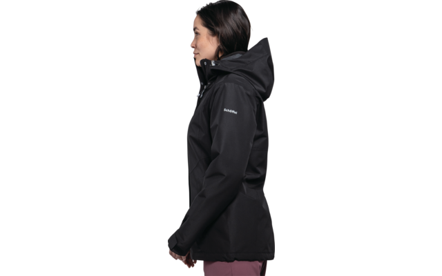Seitenansicht einer Frau mit dunklen Haaren, die eine schwarze Jacke mit aufgesetzter Kapuze trägt; weißes Logo auf dem linken Ärmel; weißer Hintergrund