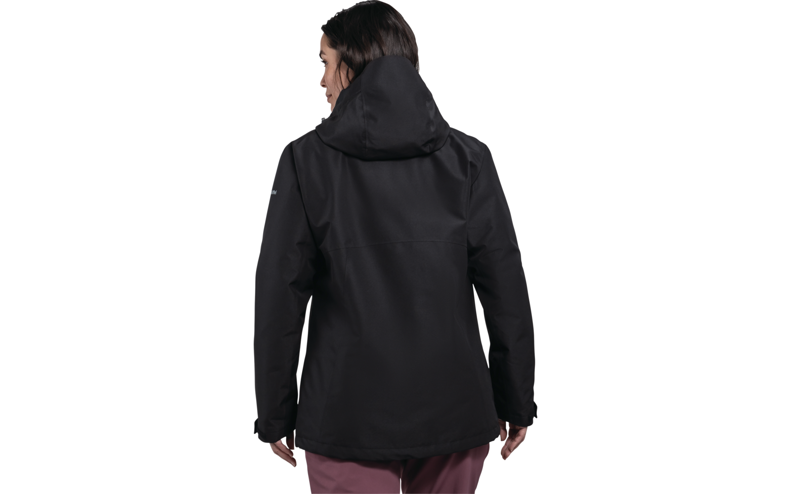 Person von hinten mit dunkel schulterlangem Haar, schwarzer Kapuzenjacke und bordeauxroter Hose vor weißem Hintergrund