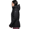 Seitenansicht einer Frau mit dunklen Haaren, die eine schwarze Jacke mit aufgesetzter Kapuze trägt; weißes Logo auf dem linken Ärmel; weißer Hintergrund
