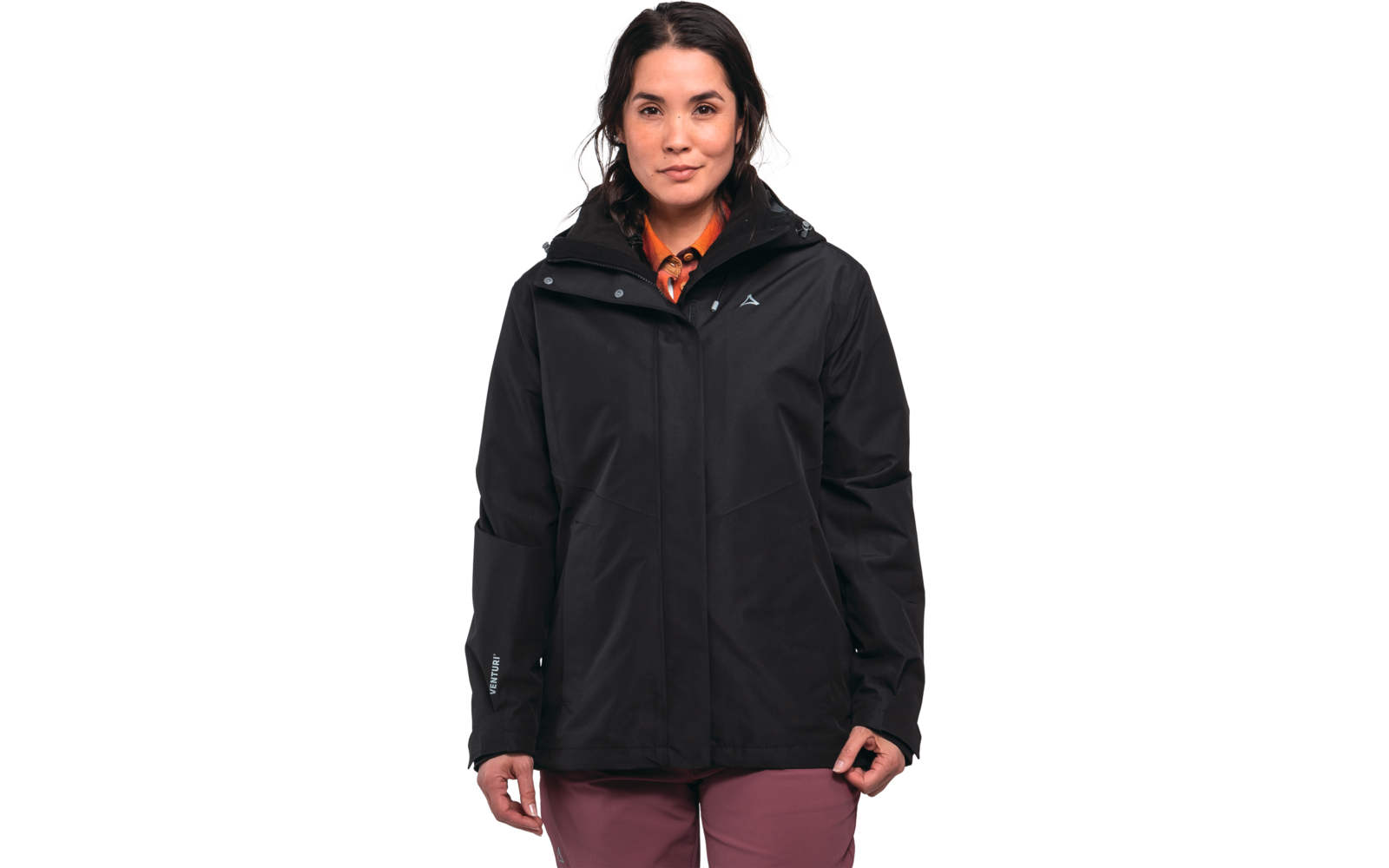 Person, frontal stehend, trägt schwarze Kapuzenjacke, orange gemustertes Tuch am Hals, rosa Hose; Hände an den Seiten; weißer Hintergrund