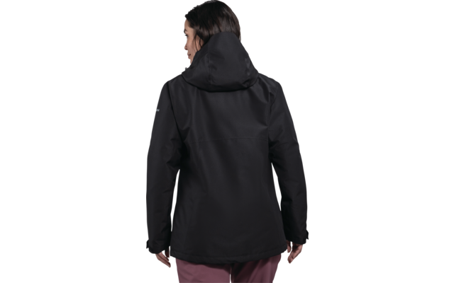 Person von hinten mit dunkel schulterlangem Haar, schwarzer Kapuzenjacke und bordeauxroter Hose vor weißem Hintergrund