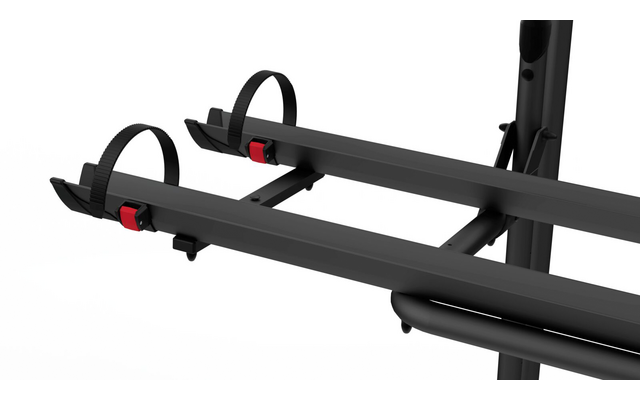 Schwarzer Fahrradträger mit zwei parallelen Schienen und zwei Radsicherungsbändern mit roten Verschlüssen