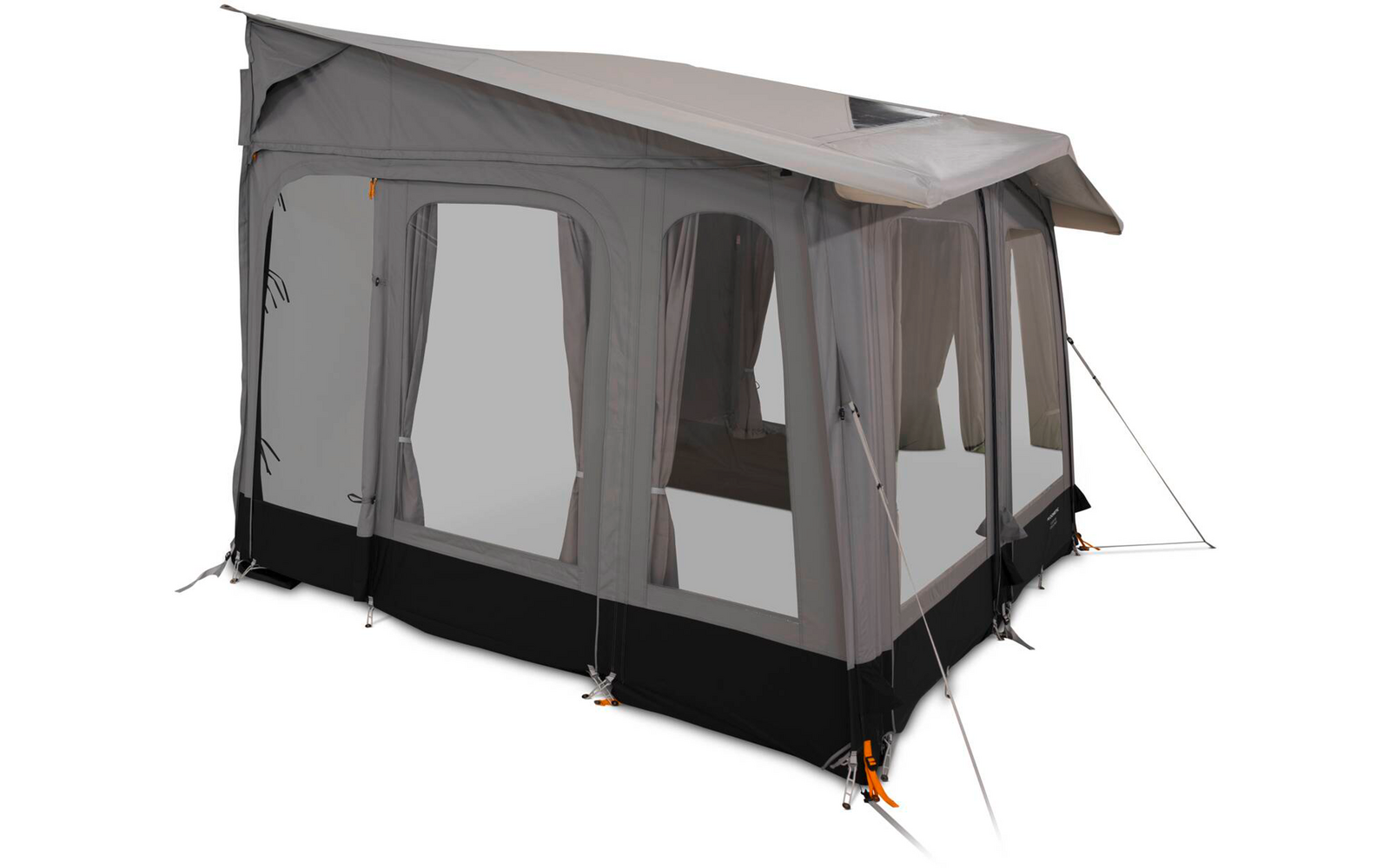 Graues, rechteckiges Textilzelt mit mehreren großen Fensterflächen und halb geöffneten Vorhängen, schwarzer Bodenblende, abgespannte Leinen mit orangefarbenen Spannern, schräges Dach mit kleinem Dachfenster