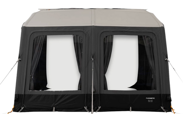 Tenda grigio-nera con due finestre frontali, tende scure chiuse, pali e tiranti visibili